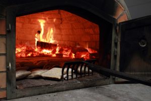 Les fouées sortent du four à bois, où elles cuisent en moyenne 5 minutes